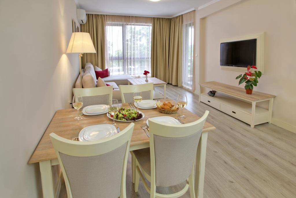 Private Apartments In White Rock Castle Balchik Room photo