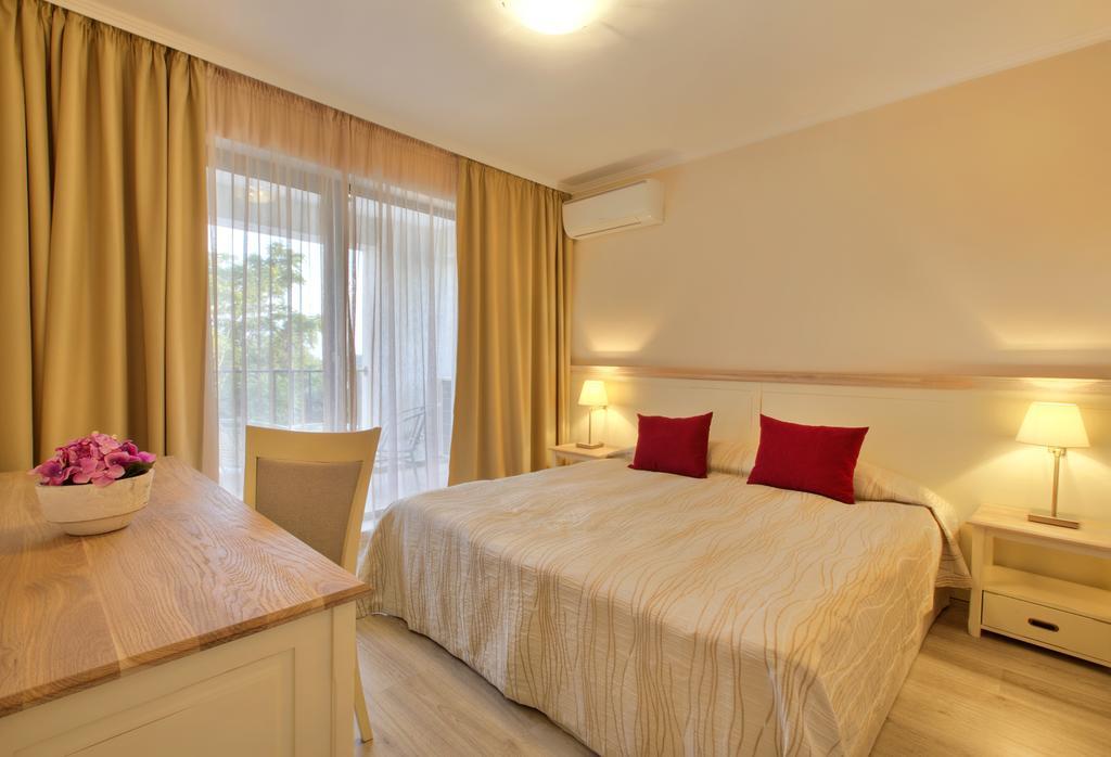 Private Apartments In White Rock Castle Balchik Room photo